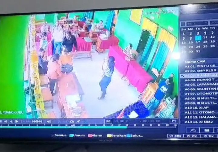 Dok. Elektronik Rekaman CCTV SMK Kristen Oinlasi memperlihatkan oknum guru menunjuk dan memukul kakak siswa, Liven Liunesi. Korban telah melaporkan kejadian ini ke polisi.