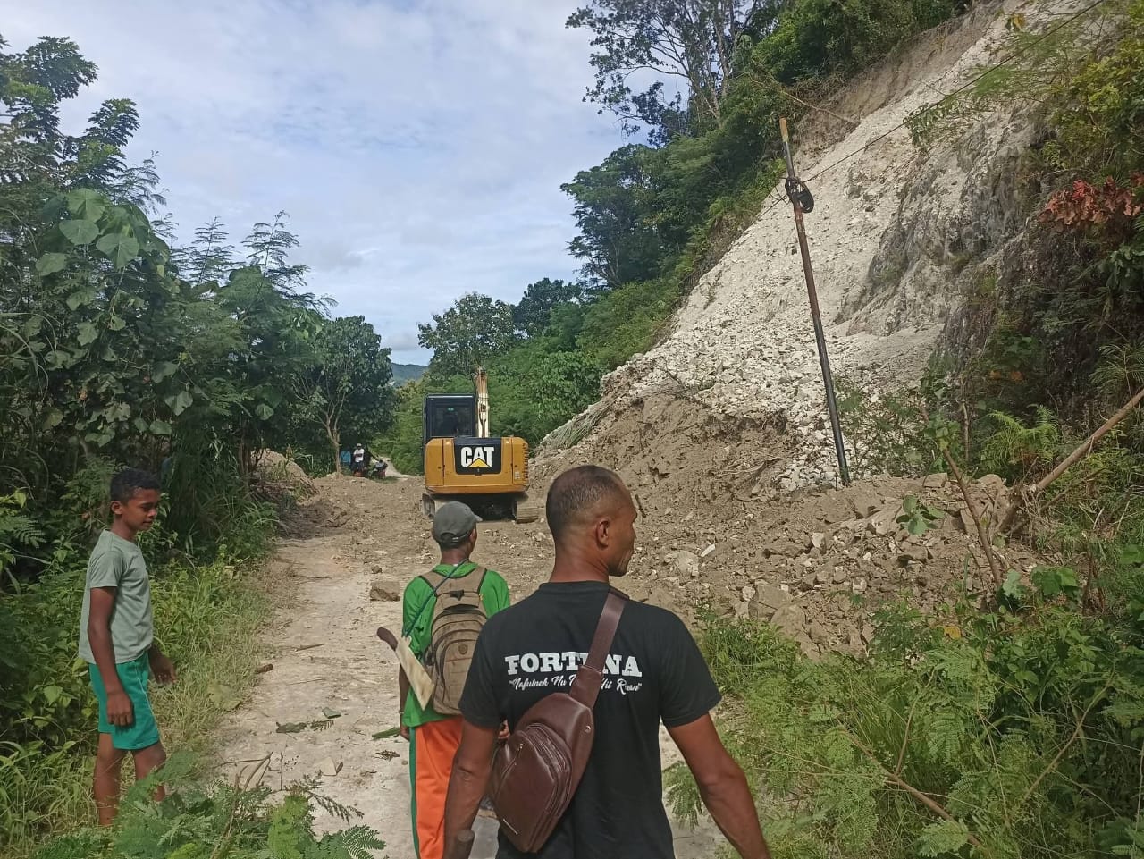 Warga kesulitan melewati Jalan rusak
