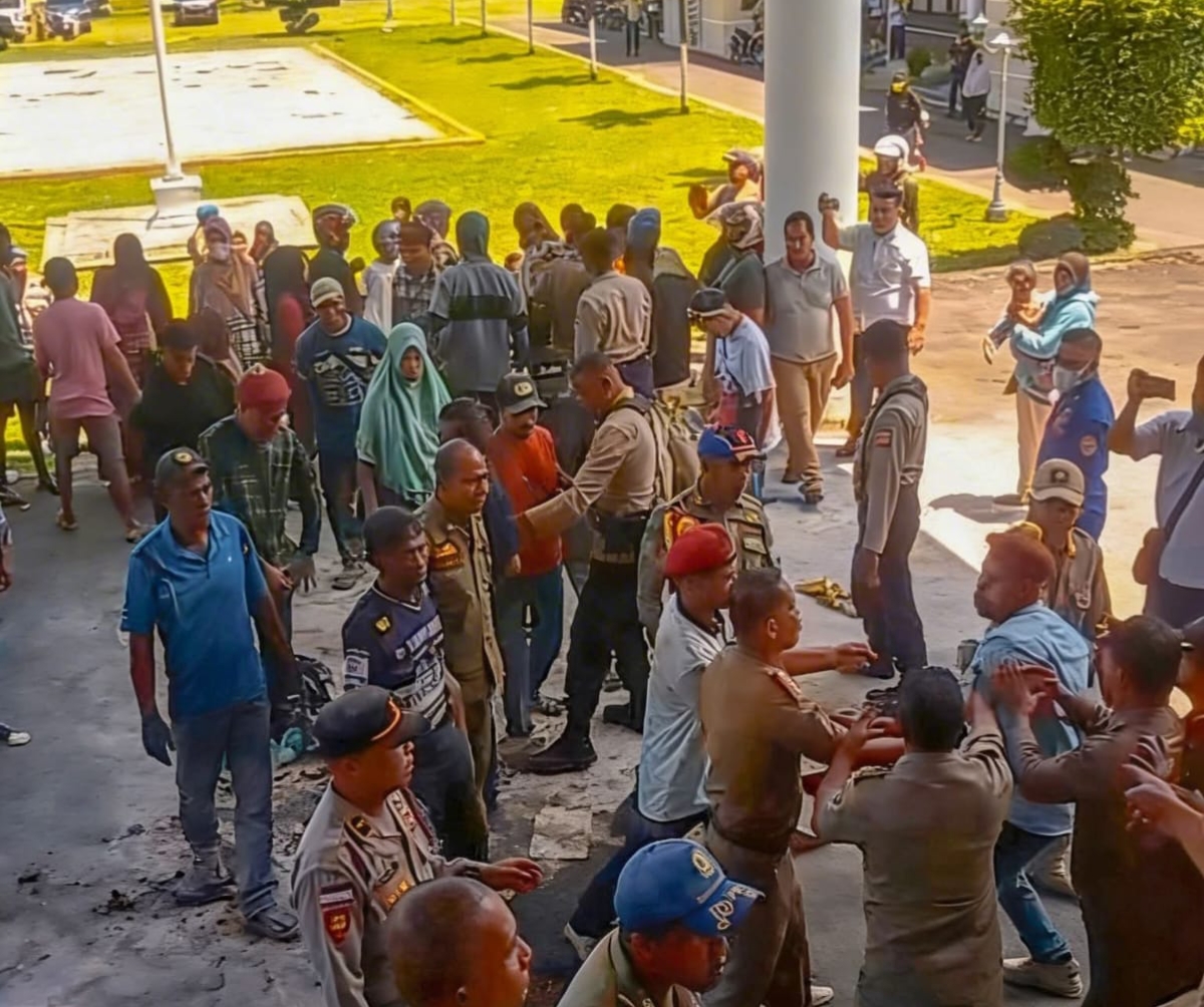 Ket Foto. PMKRI Ende, IMM dan Masyarakat Ndao saat Ricu dengan aparat kepolisian