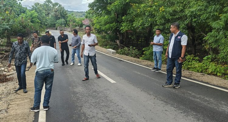 Ket Foto. Tim Pansus LKPJ Bupati Kupang berada di Lokasi Uji Petik