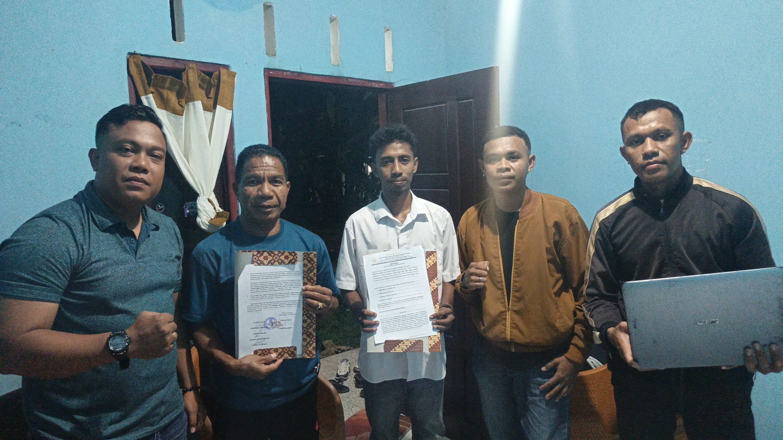 Tim Advokat saat bertemu Ayah Kandung korban Mahasiswa UCB Yohana Sereutun