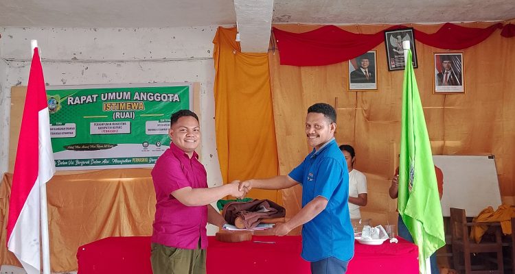 Penyerahan Palu sidang dari Adhoc Kepada Mandataris Terpilih