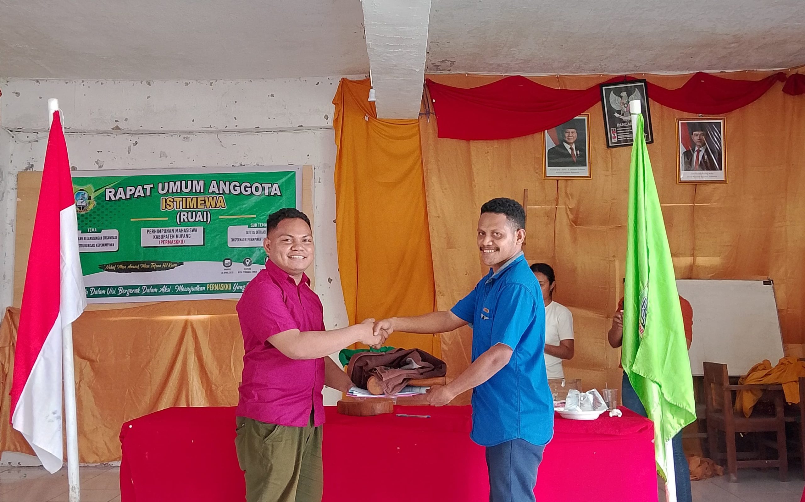 Penyerahan Palu sidang dari Adhoc Kepada Mandataris Terpilih