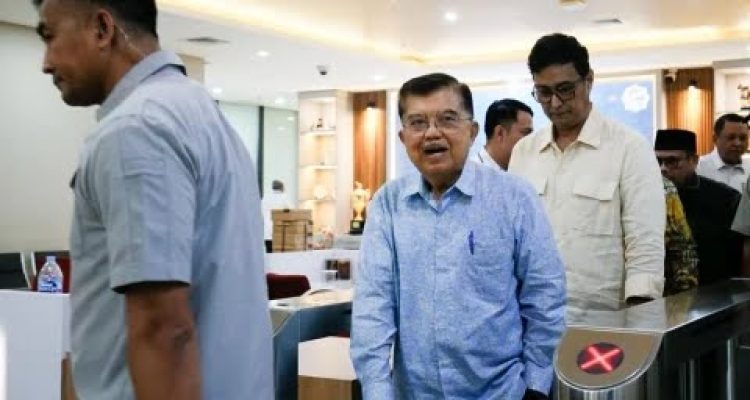 jusuf-kalla-dilaporkan-ke-polda-metro-jaya-jubirnya-buka-suara-vlm Mantan Wakil Presiden Jusuf Kalla (JK) usai menyerahkan laporan di Gedung Bareskrim Polri, Jakarta