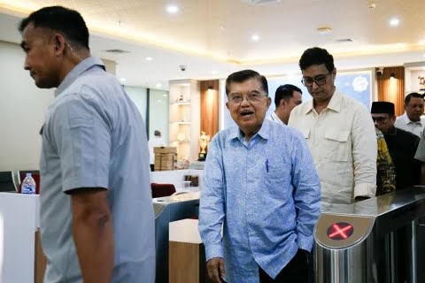 Mantan Wakil Presiden Jusuf Kalla (JK) usai menyerahkan laporan di Gedung Bareskrim Polri, Jakarta