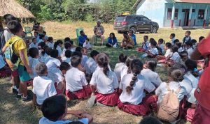 GAMKI Kupang Salurkan 100 Paket Buku ke Sekolah Pelosok, Soroti PIP dan Nasib Guru Honorer