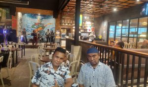 Ketua PWMOI NTT, Andre Lado, S.H., didampingi Sekretaris PWMOI NTT, Rusdy Maga, S.H., dalam keterangan pers pada Sabtu (9/5/2026) di Royal Caffe, TDM, Kota Kupang.