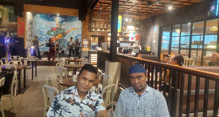 Ketua PWMOI NTT, Andre Lado, S.H., didampingi Sekretaris PWMOI NTT, Rusdy Maga, S.H., dalam keterangan pers pada Sabtu (9/5/2026) di Royal Caffe, TDM, Kota Kupang.