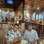 Ketua PWMOI NTT, Andre Lado, S.H., didampingi Sekretaris PWMOI NTT, Rusdy Maga, S.H., dalam keterangan pers pada Sabtu (9/5/2026) di Royal Caffe, TDM, Kota Kupang.