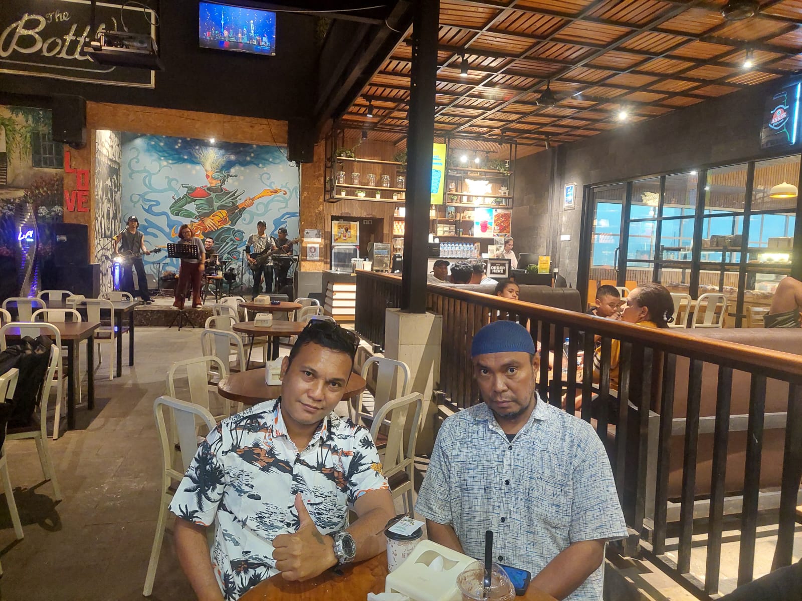 Ketua PWMOI NTT, Andre Lado, S.H., didampingi Sekretaris PWMOI NTT, Rusdy Maga, S.H., dalam keterangan pers pada Sabtu (9/5/2026) di Royal Caffe, TDM, Kota Kupang.