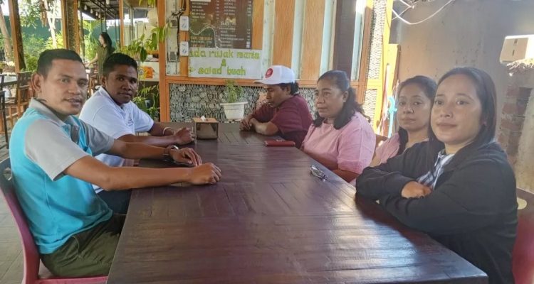 IMG-20260516-WA0054 Ket Foto. Keempat anggota Koni yang dipecat saat berjumpa dengan pengurus PMKRI Kupang
