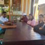 Ket Foto. Keempat anggota Koni yang dipecat saat berjumpa dengan pengurus PMKRI Kupang