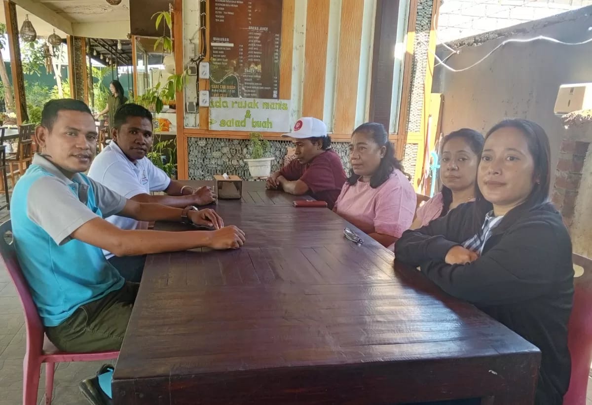 IMG-20260516-WA0054 Ket Foto. Keempat anggota Koni yang dipecat saat berjumpa dengan pengurus PMKRI Kupang