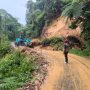 Respon Cepat Dinas PUPR dan BPBD Kabupaten Manggarai Bersihkan Longsor di Jalur Ruteng–Iteng