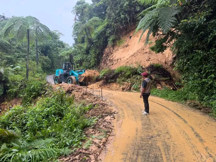 Respon Cepat Dinas PUPR dan BPBD Kabupaten Manggarai Bersihkan Longsor di Jalur Ruteng–Iteng