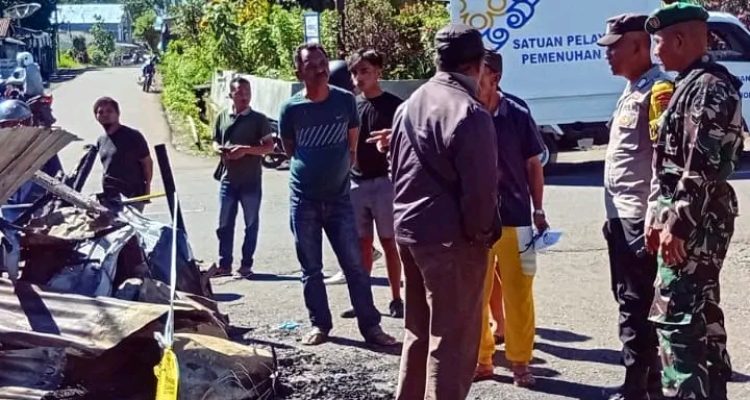 IMG-20260523-WA0073 Bersama Warga Babinsa Koramil 01/Ruteng Bersihkan Puing-Puing Kebakaran Bengkel di Satar Tacik