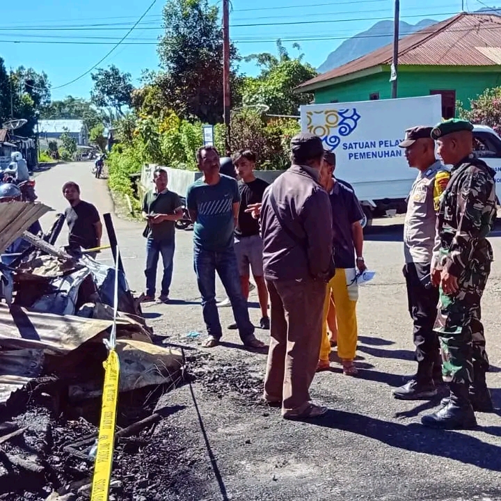 IMG-20260523-WA0073 Bersama Warga Babinsa Koramil 01/Ruteng Bersihkan Puing-Puing Kebakaran Bengkel di Satar Tacik