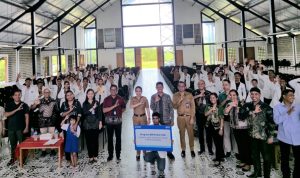 BRI menyalurkan bantuan beasiswa kepada mahasiswa Universitas Katolik (UNIKA) Weetebula, Kabupaten Sumba Barat Daya.