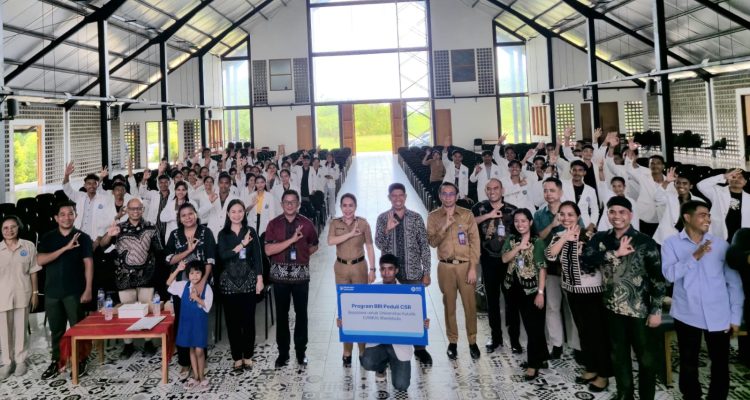 BRI menyalurkan bantuan beasiswa kepada mahasiswa Universitas Katolik (UNIKA) Weetebula, Kabupaten Sumba Barat Daya.