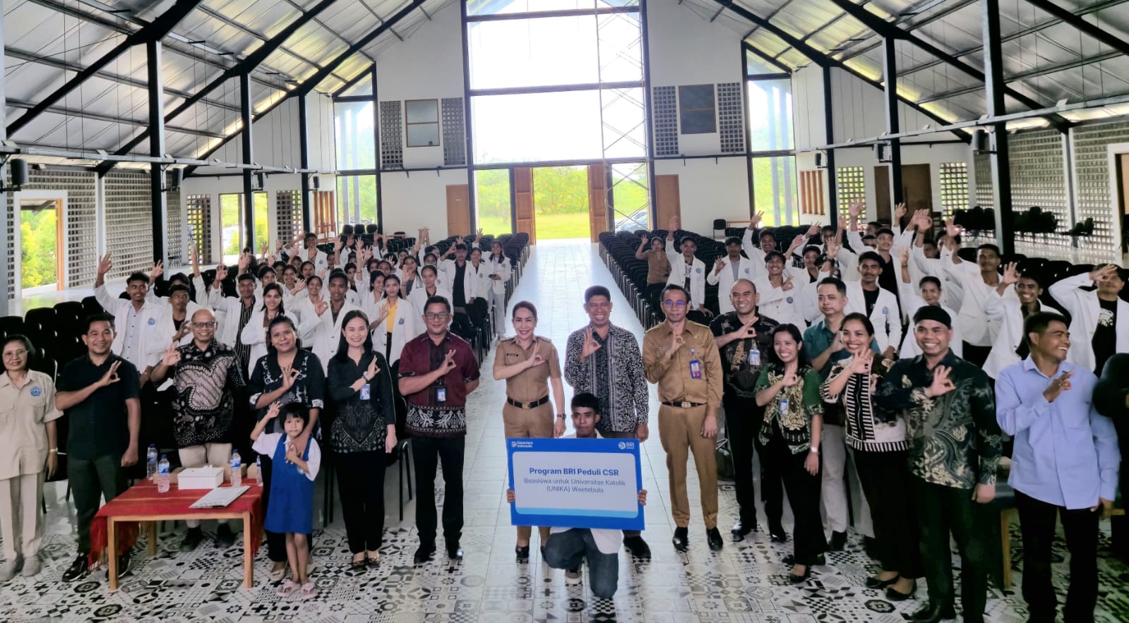 BRI menyalurkan bantuan beasiswa kepada mahasiswa Universitas Katolik (UNIKA) Weetebula, Kabupaten Sumba Barat Daya. BRI menyalurkan bantuan beasiswa kepada mahasiswa Universitas Katolik (UNIKA) Weetebula, Kabupaten Sumba Barat Daya.