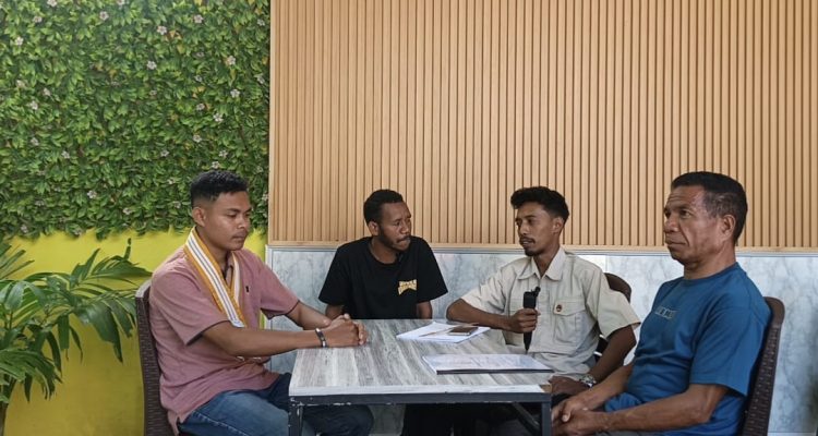 Dok. Potret kuasa hukum bersama ayah kandung korban. Dok. Potret kuasa hukum bersama ayah kandung korban.