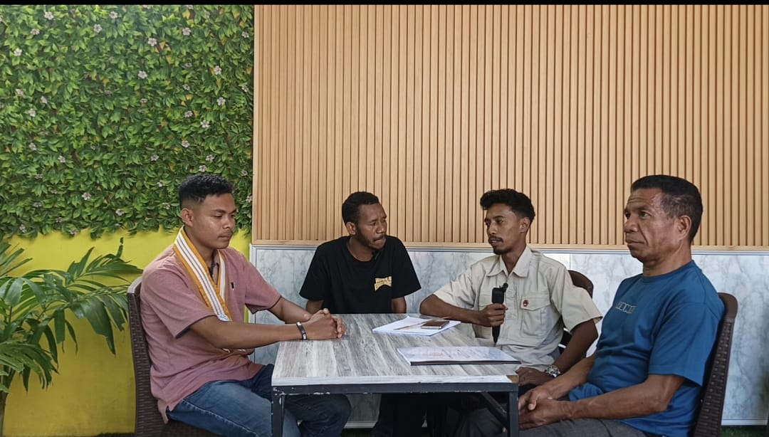 Dok. Potret kuasa hukum bersama ayah kandung korban. Dok. Potret kuasa hukum bersama ayah kandung korban.