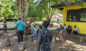 Ket foto. Keluarga Sira didampingi kepala desa saat mendatangi Kantor Camat Amabi Oefeto