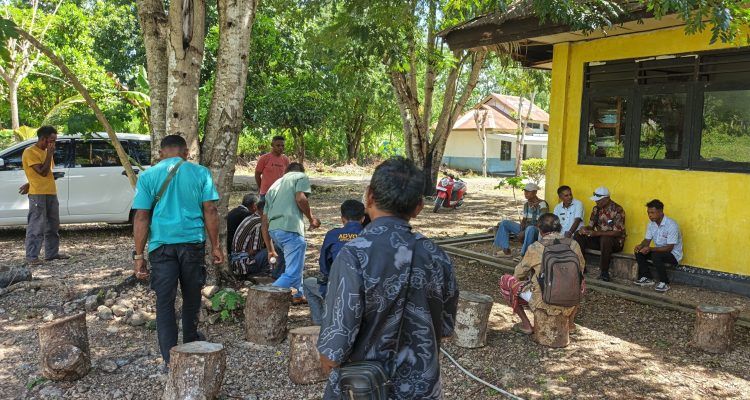Ket foto. Keluarga Sira didampingi kepala desa saat mendatangi Kantor Camat Amabi Oefeto