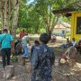 Ket foto. Keluarga Sira didampingi kepala desa saat mendatangi Kantor Camat Amabi Oefeto