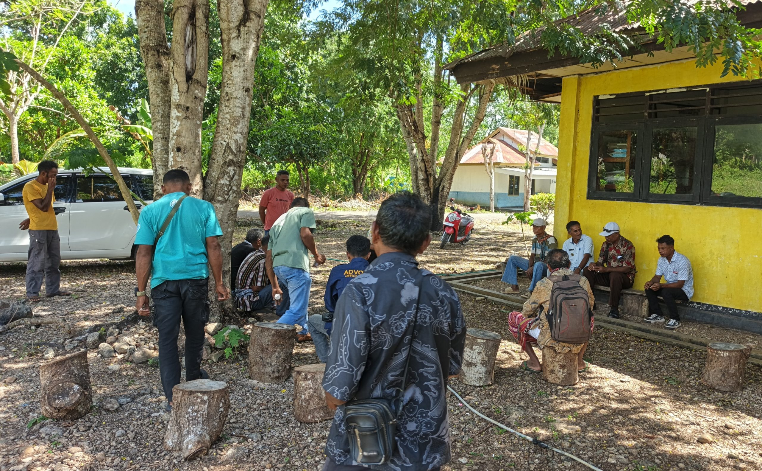 Ket foto. Keluarga Sira didampingi kepala desa saat mendatangi Kantor Camat Amabi Oefeto