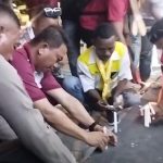 Wakapolres Anak Agung Anom Wirata Sata Bakar Lilin Bersama Aliansi di depan Polres Kupang Kota Mengenang Kematian Vika Sereutun Mahasiswa KCB yang ditemukan Bunuh diri