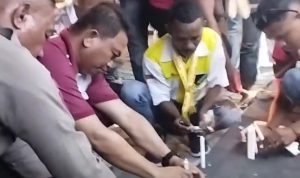 Wakapolres Anak Agung Anom Wirata Sata Bakar Lilin Bersama Aliansi di depan Polres Kupang Kota Mengenang Kematian Vika Sereutun Mahasiswa KCB yang ditemukan Bunuh diri