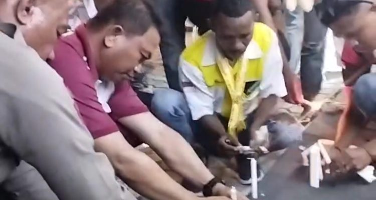 Wakapolres Anak Agung Anom Wirata Sata Bakar Lilin Bersama Aliansi di depan Polres Kupang Kota Mengenang Kematian Vika Sereutun Mahasiswa KCB yang ditemukan Bunuh diri