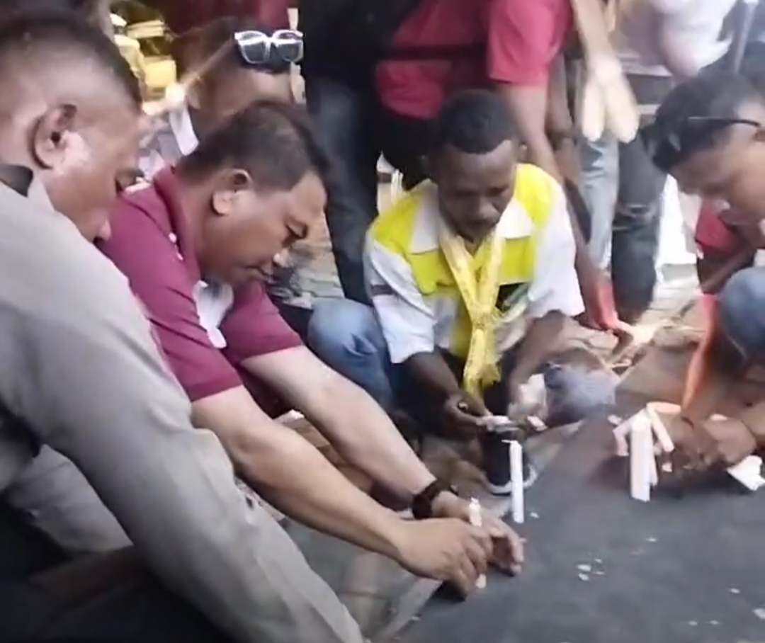 Wakapolres Anak Agung Anom Wirata Sata Bakar Lilin Bersama Aliansi di depan Polres Kupang Kota Mengenang Kematian Vika Sereutun Mahasiswa KCB yang ditemukan Bunuh diri