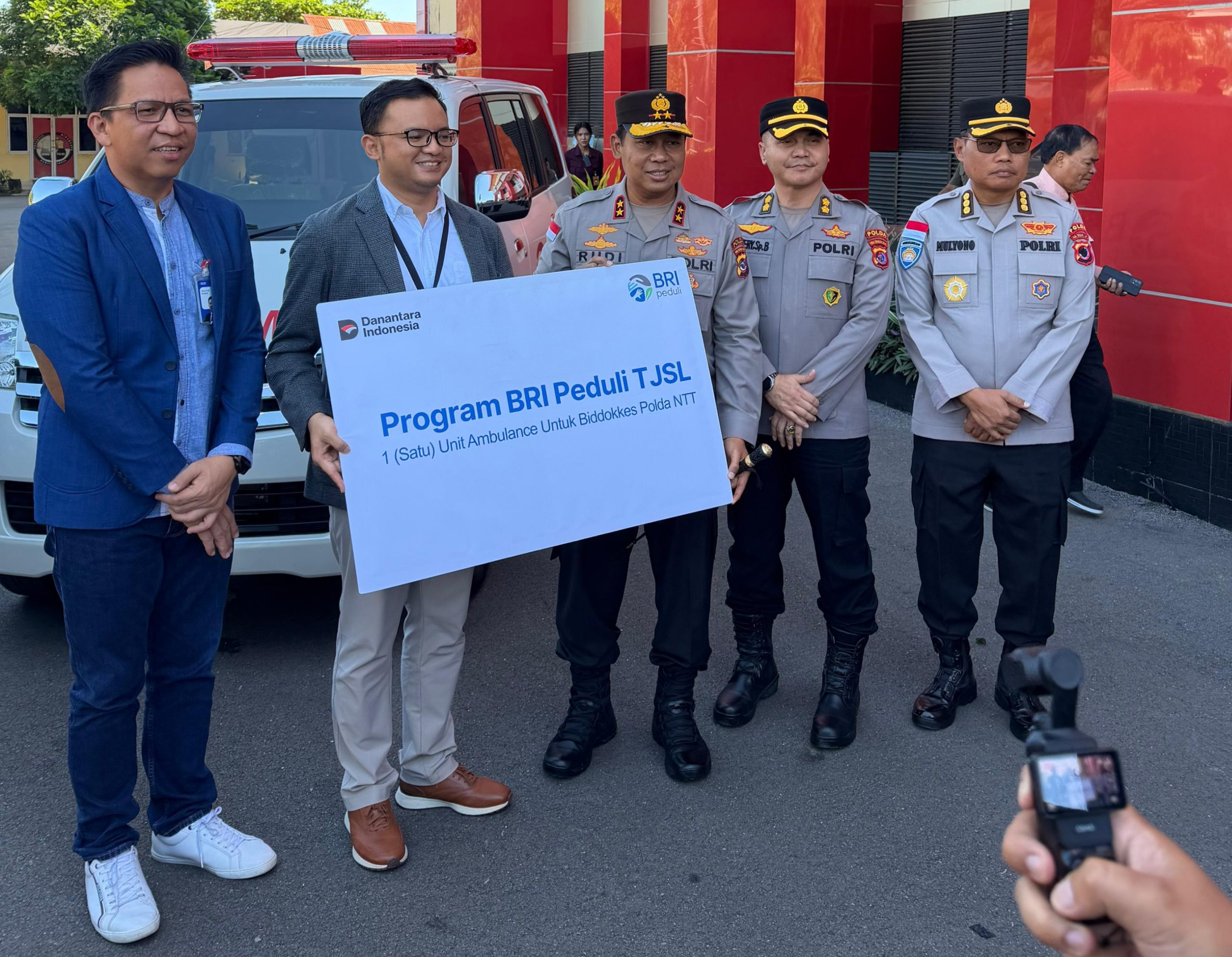 BRI menyerahkan bantuan berupa 1 unit mobil kepada POLDA NTT