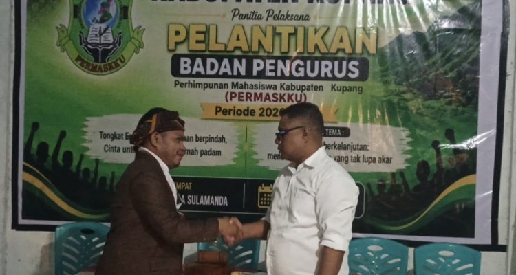 Anggota DPRD Kabupaten Kupang, Solomiel Arnius Buraen yang akrab disapa Ary Buraen, secara resmi melantik Asten Bait sebagai Ketua Perhimpunan Mahasiswa Kabupaten Kupang (PERMASKKU) periode 2026–2028.