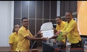 Ket Foto. Saat Alberto Tatibun mendaftarkan diri sebagai Calon Ketua DPD II Partai Golkar