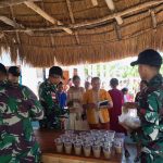 Satgas Pamtas RI–RDTL Yon Arhanud 2 Kostrad Pos Oepoli Pantai Bagikan Bubur, Roti, dan Buku Bacaan kepada Jemaat Gereja Paulus