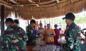 Satgas Pamtas RI–RDTL Yon Arhanud 2 Kostrad Pos Oepoli Pantai Bagikan Bubur, Roti, dan Buku Bacaan kepada Jemaat Gereja Paulus