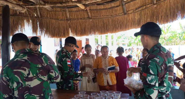 Satgas Pamtas RI–RDTL Yon Arhanud 2 Kostrad Pos Oepoli Pantai Bagikan Bubur, Roti, dan Buku Bacaan kepada Jemaat Gereja Paulus