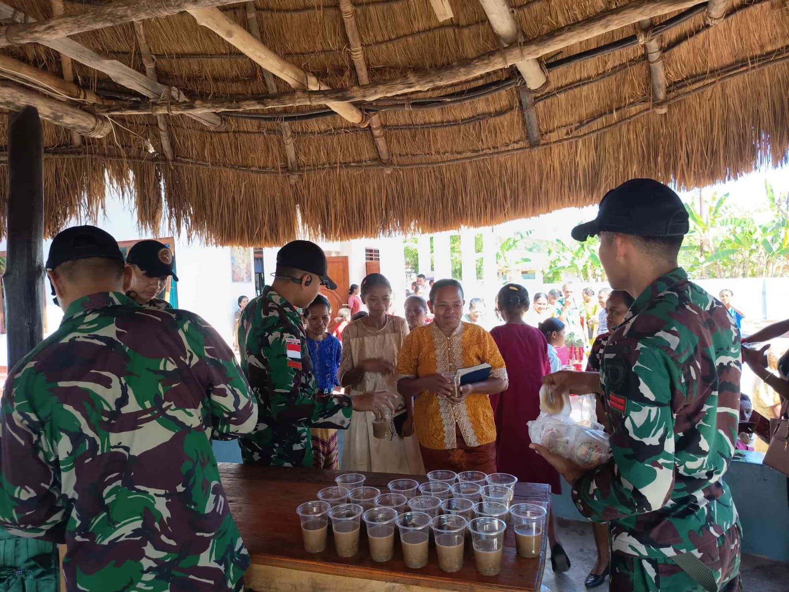 Satgas Pamtas RI–RDTL Yon Arhanud 2 Kostrad Pos Oepoli Pantai Bagikan Bubur, Roti, dan Buku Bacaan kepada Jemaat Gereja Paulus