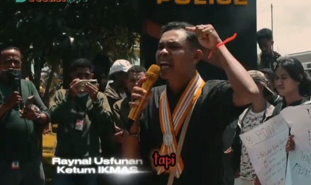 Dok istimewa. Ketum IKMAS-TTS saat menyampaikan orasi di polres TTS