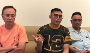 IMG-20260702-WA0035 Korban pengeroyokan pdt Handry Lanoe (Tengah) didampingi bersama Gembala Gereja C3 pemulihan kupang, Pdt Charles Bessie (kanan) dan salah satu tua-tua jemaat, opa Kosmas Lay (kiri)