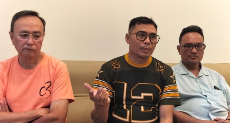 IMG-20260702-WA0035 Korban pengeroyokan pdt Handry Lanoe (Tengah) didampingi bersama Gembala Gereja C3 pemulihan kupang, Pdt Charles Bessie (kanan) dan salah satu tua-tua jemaat, opa Kosmas Lay (kiri)