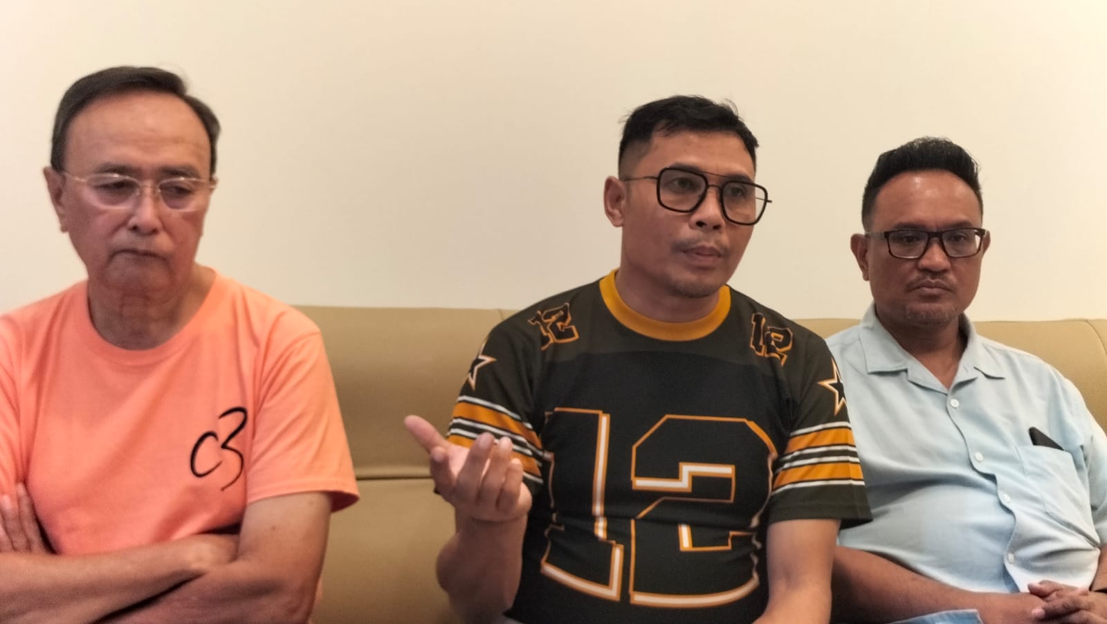 Korban pengeroyokan pdt Handry Lanoe (Tengah) didampingi bersama Gembala Gereja C3 pemulihan kupang, Pdt Charles Bessie (kanan) dan salah satu tua-tua jemaat, opa Kosmas Lay (kiri)