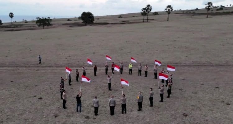 Sambut HUT RI ke-81, Kapolres Manggarai Timur, Pimpin Kibarkan Merah Putih di Padang Savana Mausui