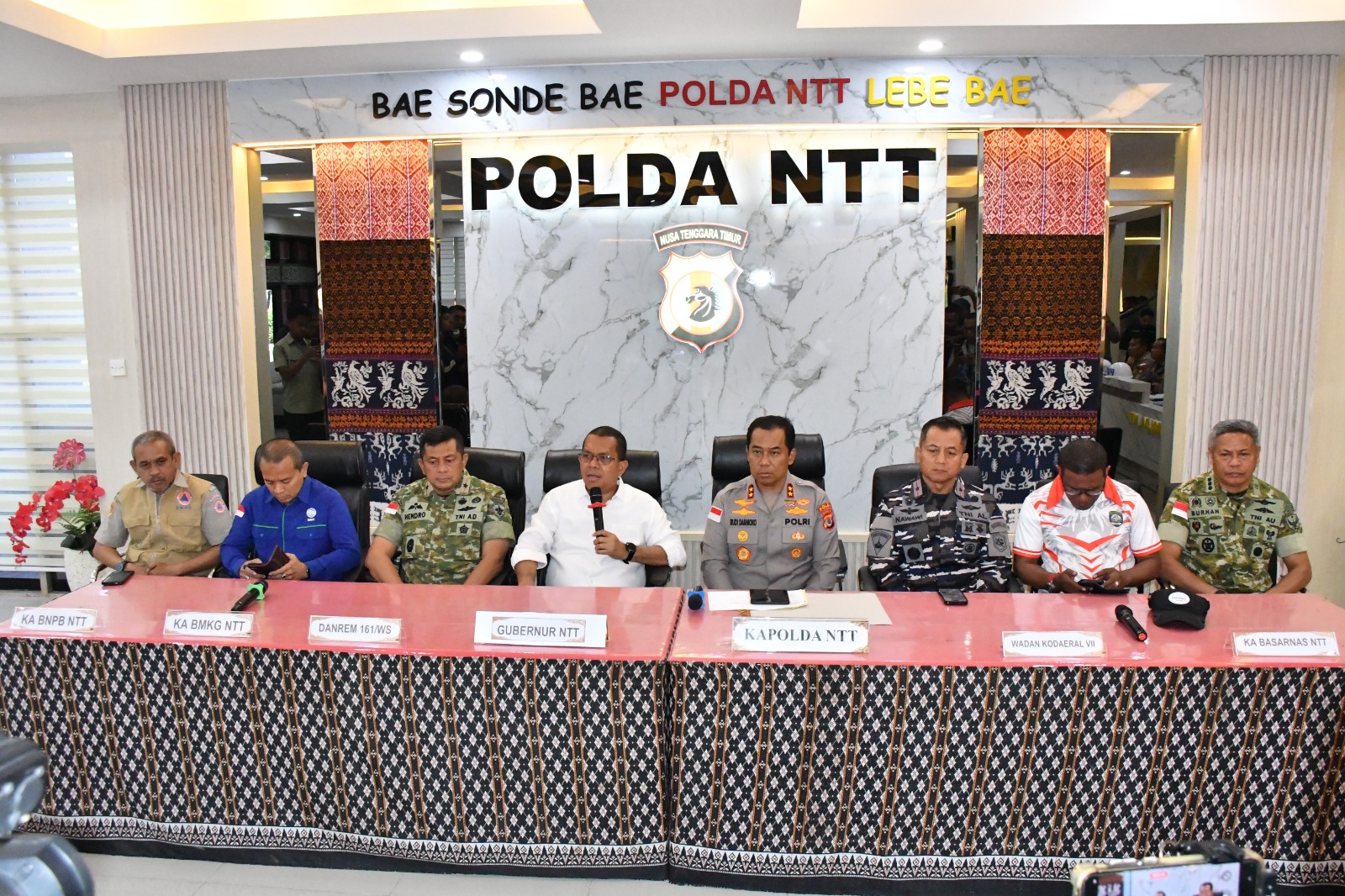 Polda NTT dan Gubernur NTT Saat Konferensi Pers Soal Gempa di Flores