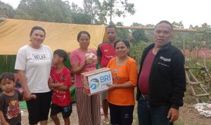 Dok. BRI peduli menyerahkan bantuan kepada masyarakat terdampak gempa bumi di flores Dok. BRI peduli menyerahkan bantuan kepada masyarakat terdampak gempa bumi di flores