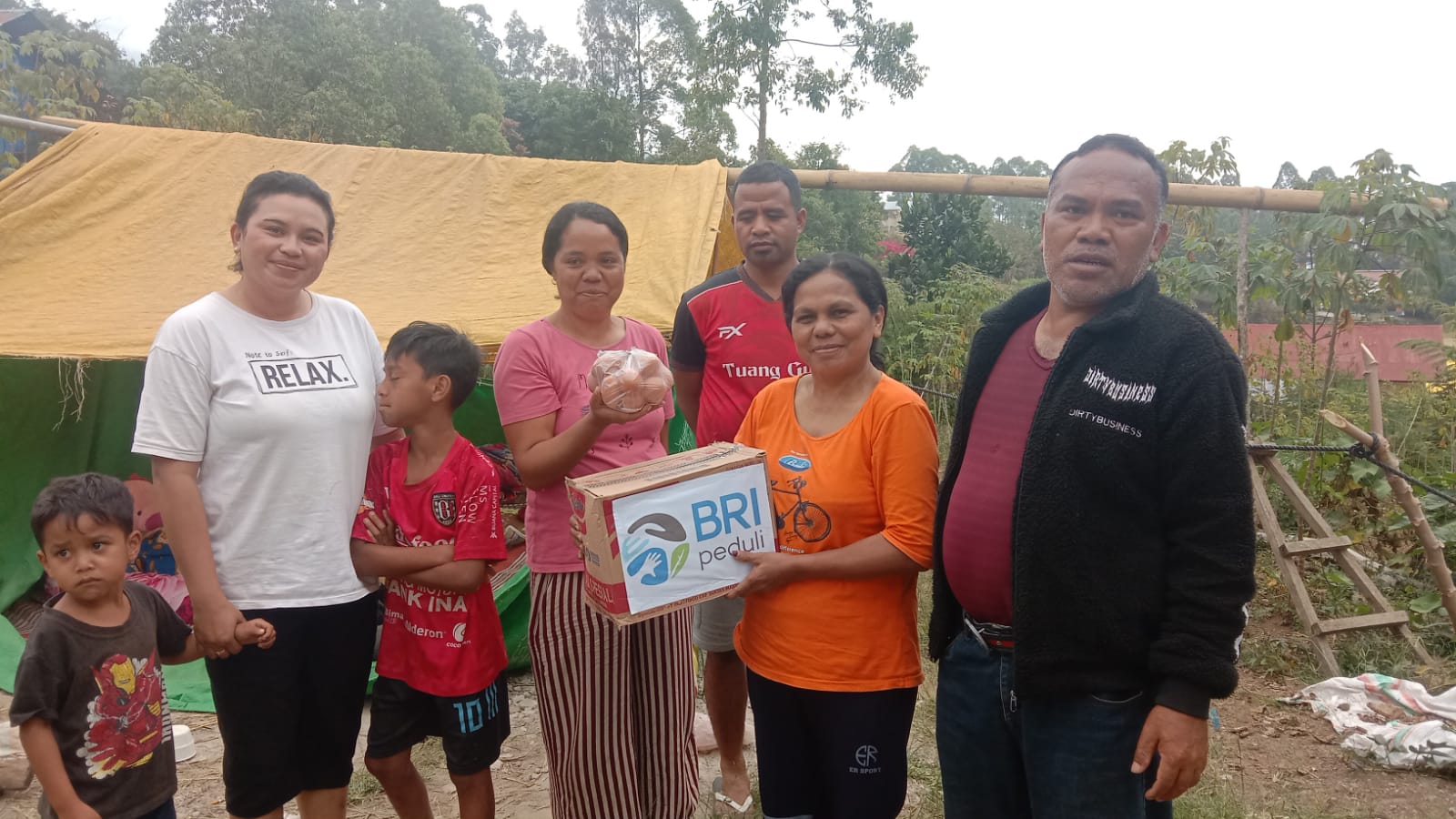 Dok. BRI peduli menyerahkan bantuan kepada masyarakat terdampak gempa bumi di flores