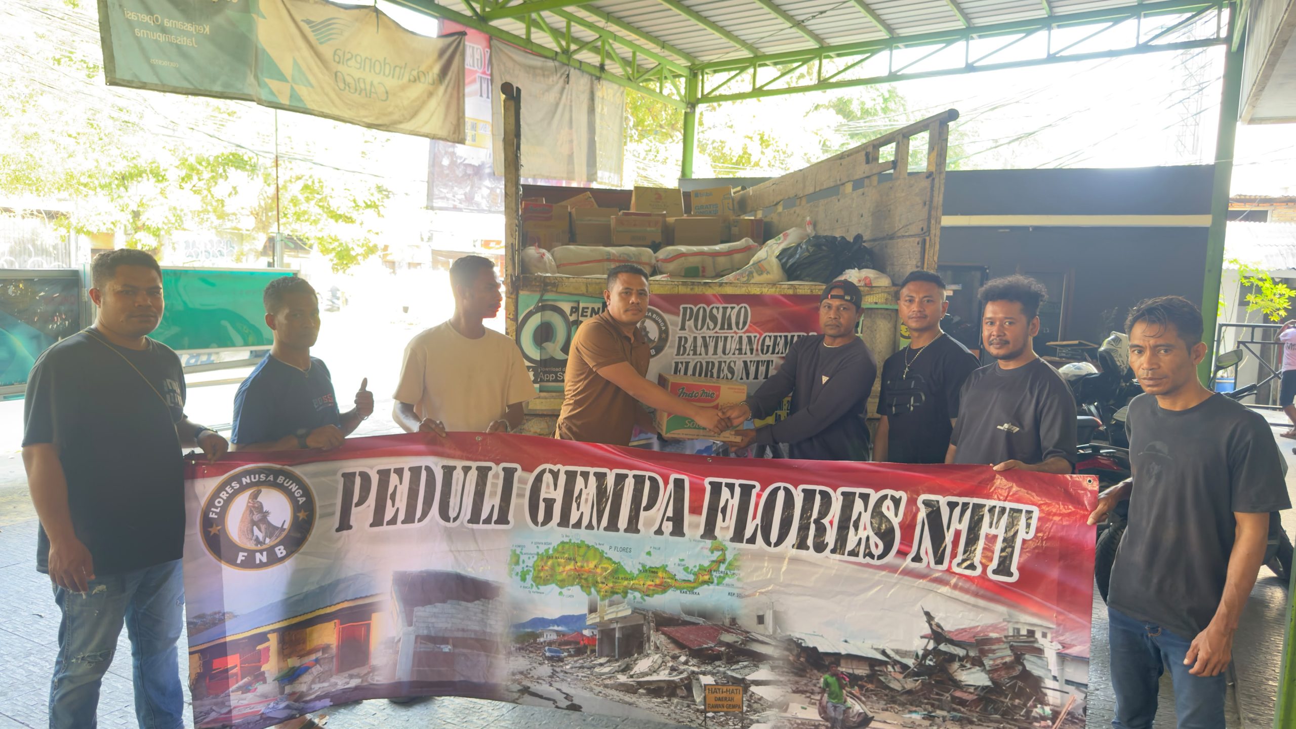 Organisasi Flores Nusa Bunga (FNB) Jakarta Peduli Gempa Flores mengirim bantuan sembako 2,5 Ton